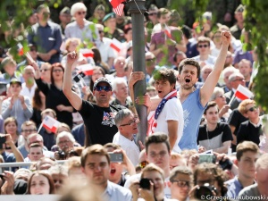 Dziennikarka BBC: "PiS przywiózł autokarami ludzi z prowincji". Jak zareagował na to poseł Tarczyński?