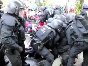 [video] Jak policja w demokratycznych Niemczech traktuje blokujących przejście w Hamburgu