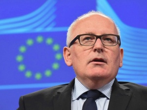 Timmermans chce cofnąć reformę wieku emerytalnego w Polsce