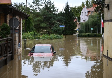 Trudna sytuacja w Nysie. Z powodzią walczy kilkuset strażaków