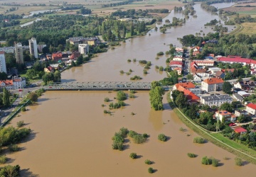 Trwa heroiczna walka. Mieszkańcy Oławy przygotowują się na nadejście fali powodziowej