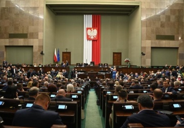 KO i PiS idą łeb w łeb. Najnowszy sondaż