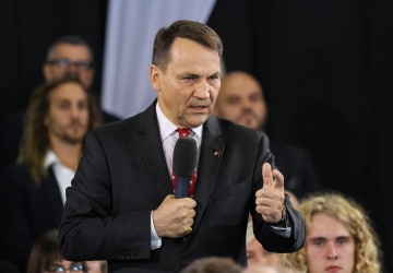 Szokujące doniesienia. Sikorski miał zabronić ambasadorom spotkać się z prezydentem