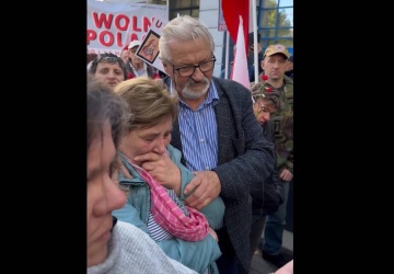 Rodzice ks. Olszewskiego pod Prokuraturą Krajową. To nagranie łamie serce