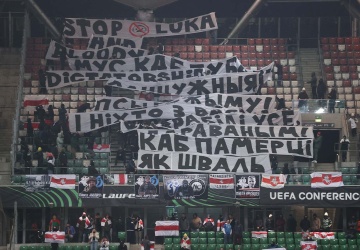 Legia Warszawa - Dynamo Mińsk. Ochrona zabrała kibicom z Białorusi transparenty uderzające w Łukaszenkę