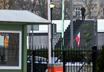 Mężczyzna, który wszedł na pomnik smoleński, trafił na obserwację psychiatryczną