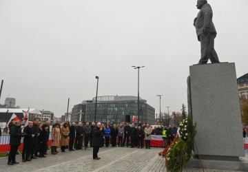 Można oblepiać pomnik smoleński prowokacyjnymi naklejkami? Jest reakcja policji