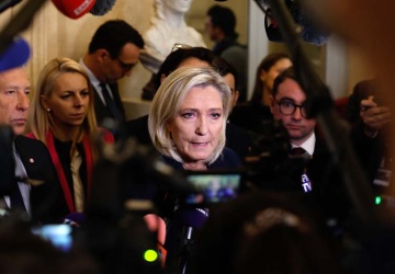 Rząd Francji na skraju upadku. Marine Le Pen zdecydowała