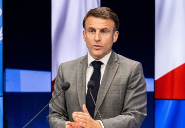 Burza we Francji. Mimo widma upadku rządu Macron nie zamierza podać się do dymisji