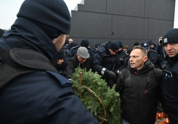 Prowokatorzy zakłócili miesięcznicę smoleńską. Doszło do przepychanek