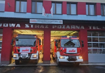 Zamiast bombek na choince wieszamy flagi. Nietypowe życzenia świąteczne od protestujących strażaków