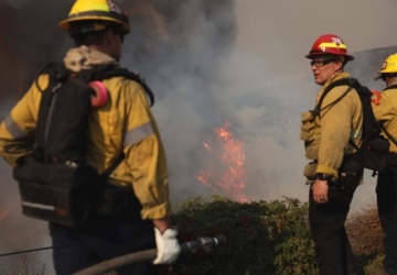 Strażacy walczą z pożarami wokół Los Angeles. Silny wiatr może utrudnić im zadanie