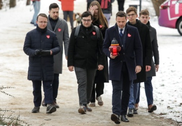 Modły do drogowskazu, a symbolem zbawienia serduszko WOŚP. W sieci burza po happeningu Trzaskowskiego