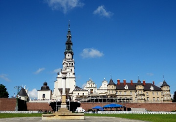 Spotkanie kibiców z Karolem Nawrockim na Jasnej Górze. Przeor klasztoru zabrał głos