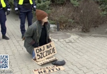 Grupa prowokatorów pod siedzibą Telewizji Republika. Na miejsce przybyła policja