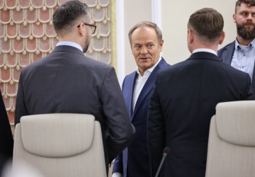 Tusk z niemieckim nożem w plecach