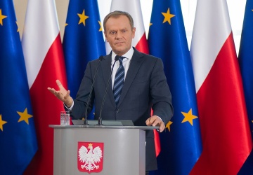 Donald Tusk pominięty przez prezydenta Francji. Są gorące komentarze