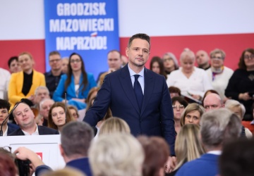 Olbrychski na wiecu po rosyjsku. Konsternacja Trzaskowskiego