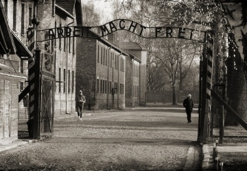 Skandal w Auschwitz. Młodzi Niemcy pokazali gest białej siły