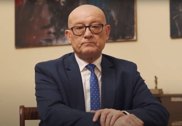 Sprośne sms-y do podwładnych, próby korupcji. Oskarżenia wobec rektora uczelni w Siedlcach i znajomego gen. Stróżyka