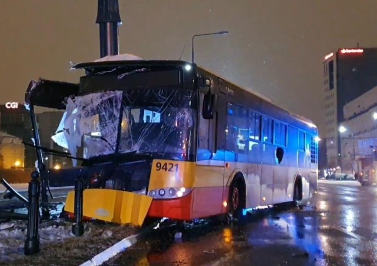 [video] Wypadek warszawskiego autobusu miejskiego. Są ranni