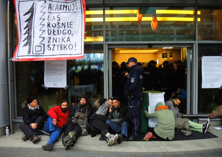 Tomasz Gutry Protest "ekologów" przed i w środku budynku Lasów Państwowych