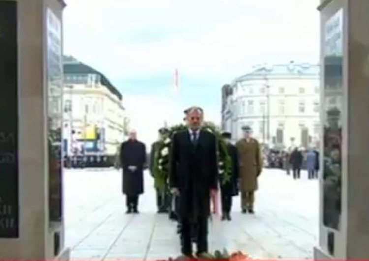  [video] Gwizdy i krzyki podczas składania wieńca przez Donalda Tuska przed Grobem Nieznanego Żołnierza