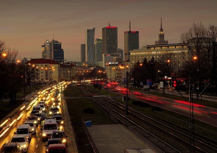  Rosnąca liczba samochodów coraz większym problemem. W Warszawie na tysiąc mieszkańców przypada 900 aut