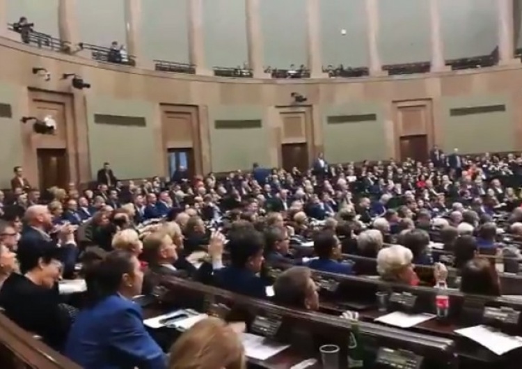  [video] Totalna opozycja zakłóca pracę Sejmu: "Dyktatura! Dyktatura!"