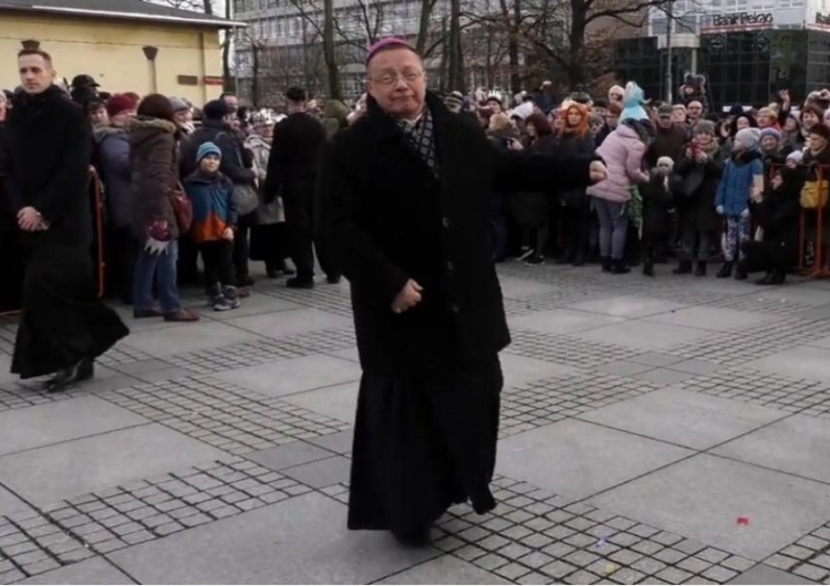  [video] Metropolita łódzki tańczy z aniołami na Festynie Trzech Króli