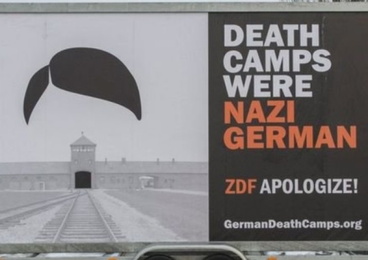  Pamiętacie akcję z billboardem #GermanDeathCamps?Teraz zbierają na autobus