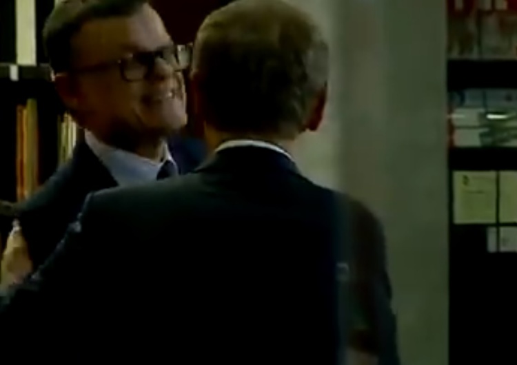  [video] Tusk klepiący przyjacielsko Morozowskiego po wywiadzie w TVN24