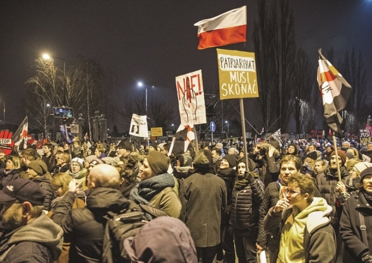  Polak już nie katolik? Polska prawica cieszy się ze zwycięstwa nad "Wyborczą", ale coś jej umyka...