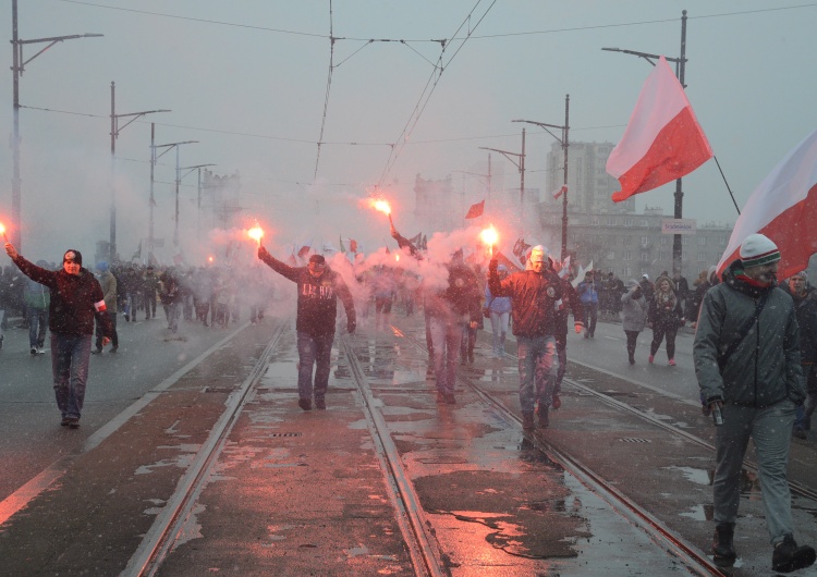 Tomasz Gutry Niecodzienny widok: operator kamery odpala racę solidaryzując się z uczestnikami Marszu Niepodległości