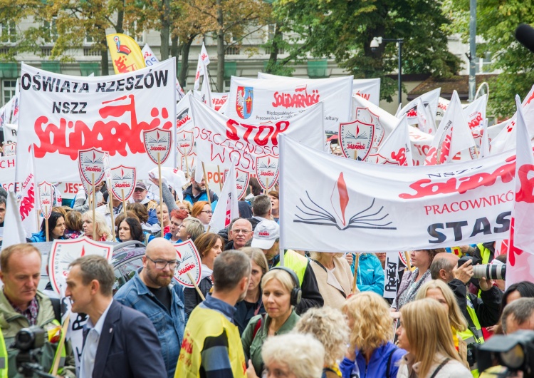  Protest oświaty: niskie płace dla nauczycieli to wstyd dla polityków!