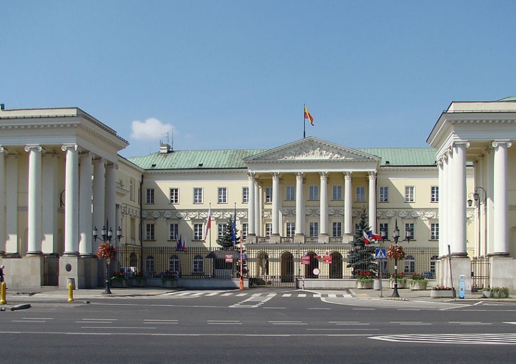  Radni Warszawy z KO nie chcą księdza na obradach. „Reprezentujemy wszystkich wyznawców różnych religii”