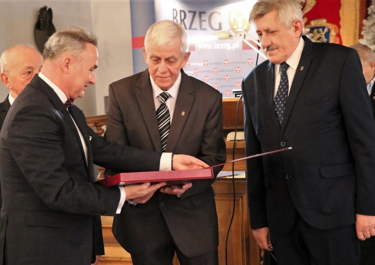 Kazimierz Kozłowski wraz z Walentym Wantuchem, szefem Solidarności w PKS-ie odbierają wyróżnienie. „Złote Kotwice” dla NSZZ „Solidarność” Oddziału w Brzegu