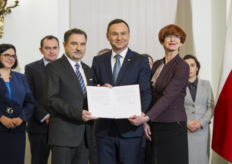 Marcin Żegliński Zwycięstwo Solidarności. Ustawa obniżająca wiek emerytalny z podpisem prezydenta