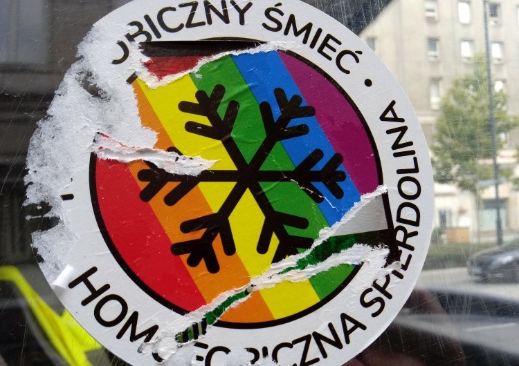  [Foto] Samochód prolajferów zniszczony przez aktywistów LGBT: "Śmieć. Homofobiczna spie.dolina."