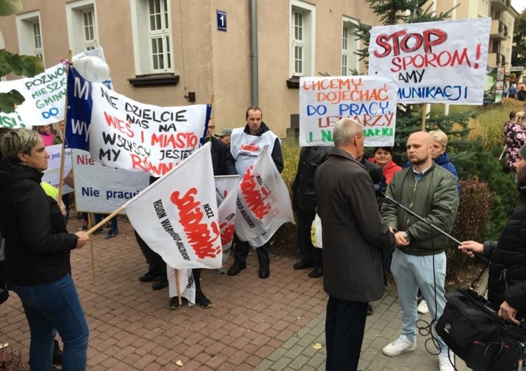  "Nie zgadzamy się na likwidację komunikacji miejskiej". Solidarność zorganizowała pikietę w Ostródzie