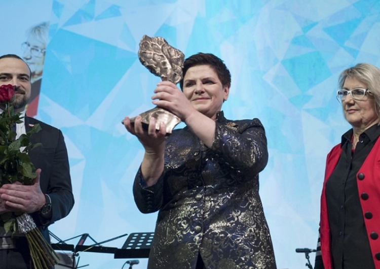  Premier Beata Szydło laureatką nagrody Człowieka Roku Klubów „Gazety Polskiej” za rok 2016