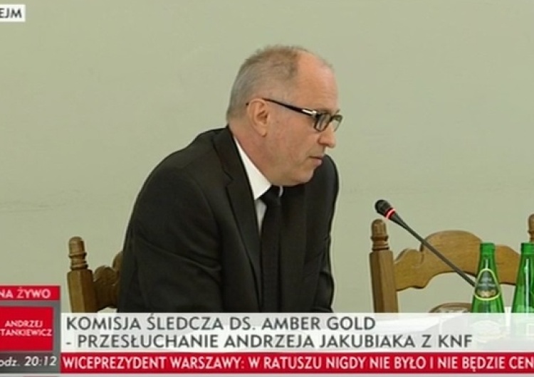 zrzut ekranu Jakubiak przed komisją śledczą: Dług Amber Gold to tak naprawdę 580 mln, a nie - jak się podaje 850 mln