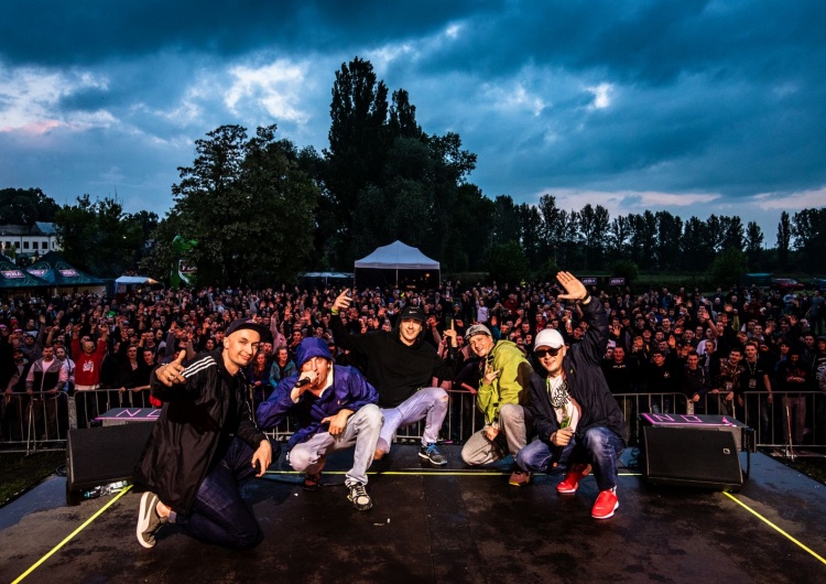 Marcin Wiechnik [video] JWPBC prosto z nowojorskiego 5POINTZ! "Wszyscy chcą się bawić" drugim singlem z albumu "Koledzy".