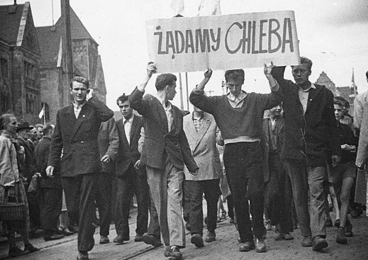 Manifestacja podczas Poznańskiego czerwca na ul. Armii Czerwonej (obecnie Święty Marcin) 1956. M. Ossowski, red. nacz. "Tygodnika Solidarność": Polskie czerwce