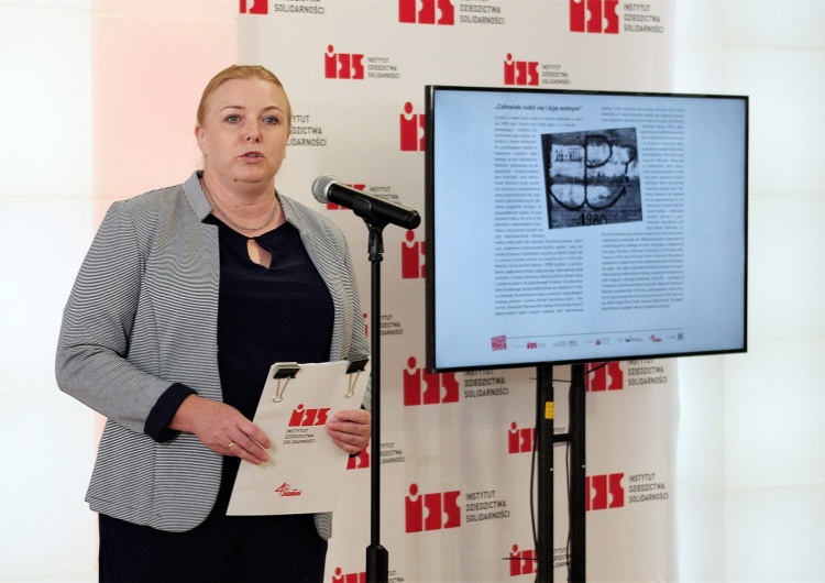 Joanna Lewandowska z IDS - autor wystawy "Człowiek rodzi się i żyje wolny", podczas prezentacji w Sali BHP Stoczni Gdańskiej.. Instytut Dziedzictwa Solidarności zaprasza na wyjątkową wystawę