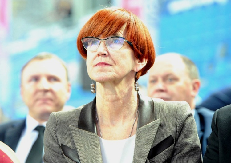 Minister Elżbieta Rafalska podczas obrad Krajowego Zjazdu Delegatów NSZZ "Solidarność" w listopadzie 2016 r. w Płocku Solidarność dziękuje Rafalskiej – na te zmiany czekaliśmy 5 lat