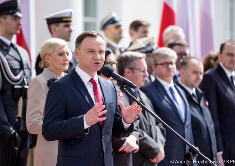 Andrzej Hrehorowicz KPRP Prezydent Andrzej Duda: Być może poza granicami kraju barwy narodowe jeszcze bardziej ściskają za serce