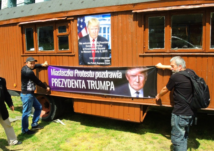 Tomasz Gutry [Nasza Fotorelacja] Portrety Trumpa i bilbordy przed miasteczkiem namiotowym przed Sądem Najwyższym