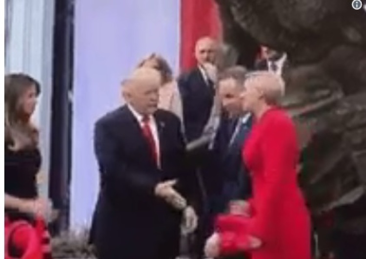 zrzut ekranu [video] Donald Trump chciał uścisnąć rękę Agacie Dudzie... ale spotkało go zaskoczenie