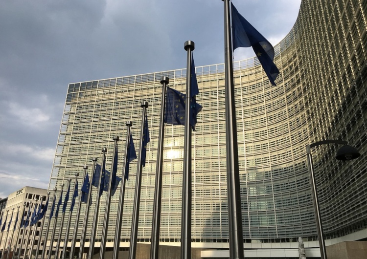 Budynek Komisji Europejskiej w Brukseli UE „głodzi” Polskę finansowo. Polska musi obciąć miliardy na uchodźców. UE nagle „jest gotowa wspierać”